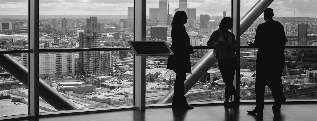 SourceArc Semi Führungskräfte diskutieren über resiliente Halbleiter-Lieferketten, Stadtansicht im Hintergrund.